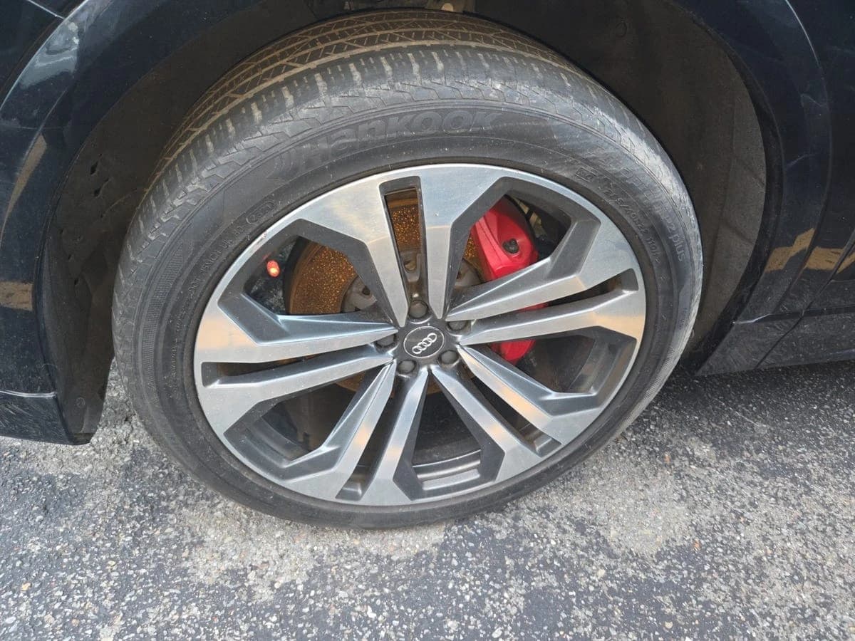 2019 Audi Q8 Premium Plus — photo 2