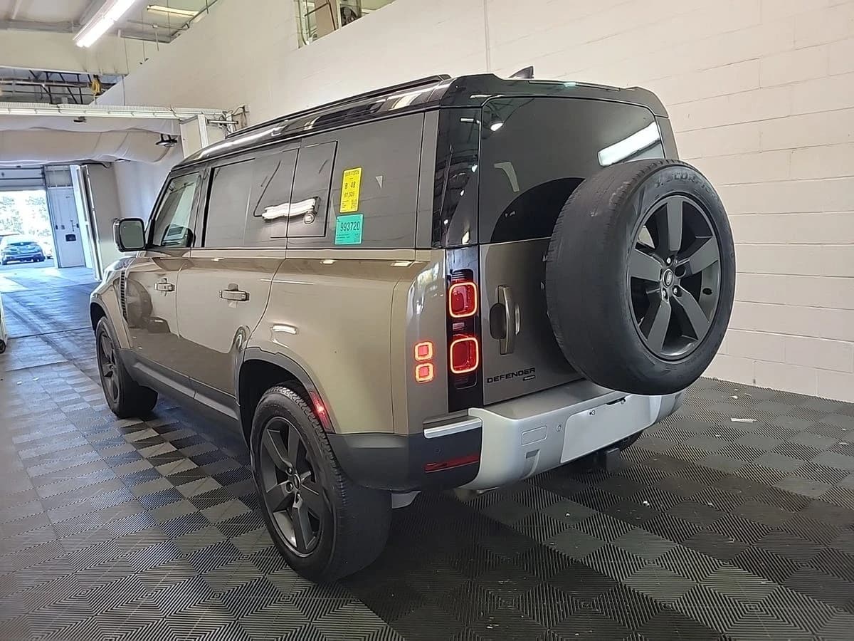 2022 Land Rover Defender SE — photo 3