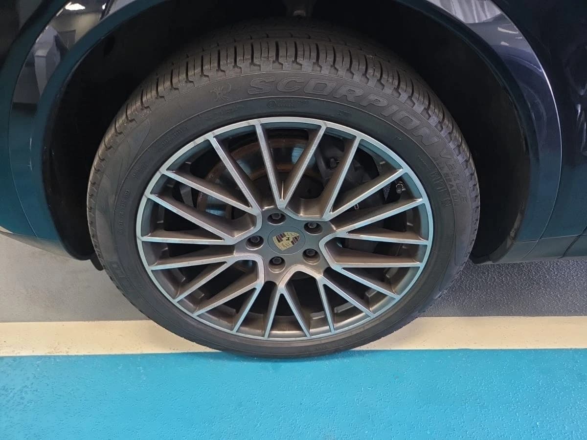 2022 Porsche Cayenne Platinum Edition — photo 2