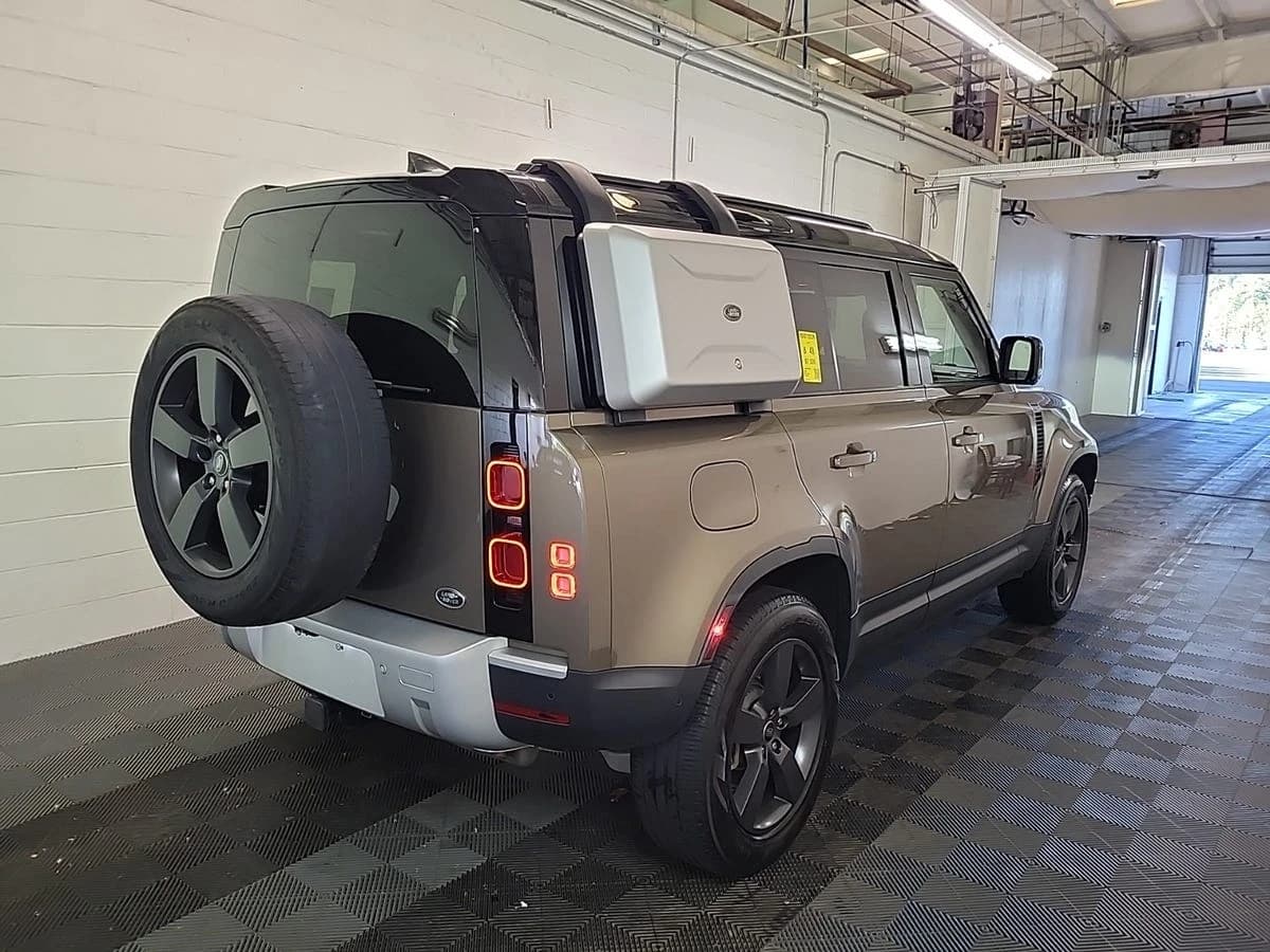 2022 Land Rover Defender SE — photo 6